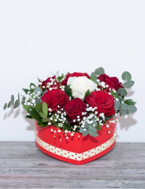 BOX COMPOSITION WITH RED AND A WHITE ROSES